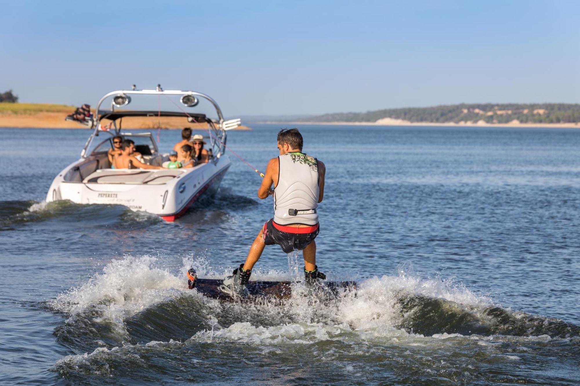 Ap Lago Montargil - Conference & Spa Εξωτερικό φωτογραφία A wakeboarder