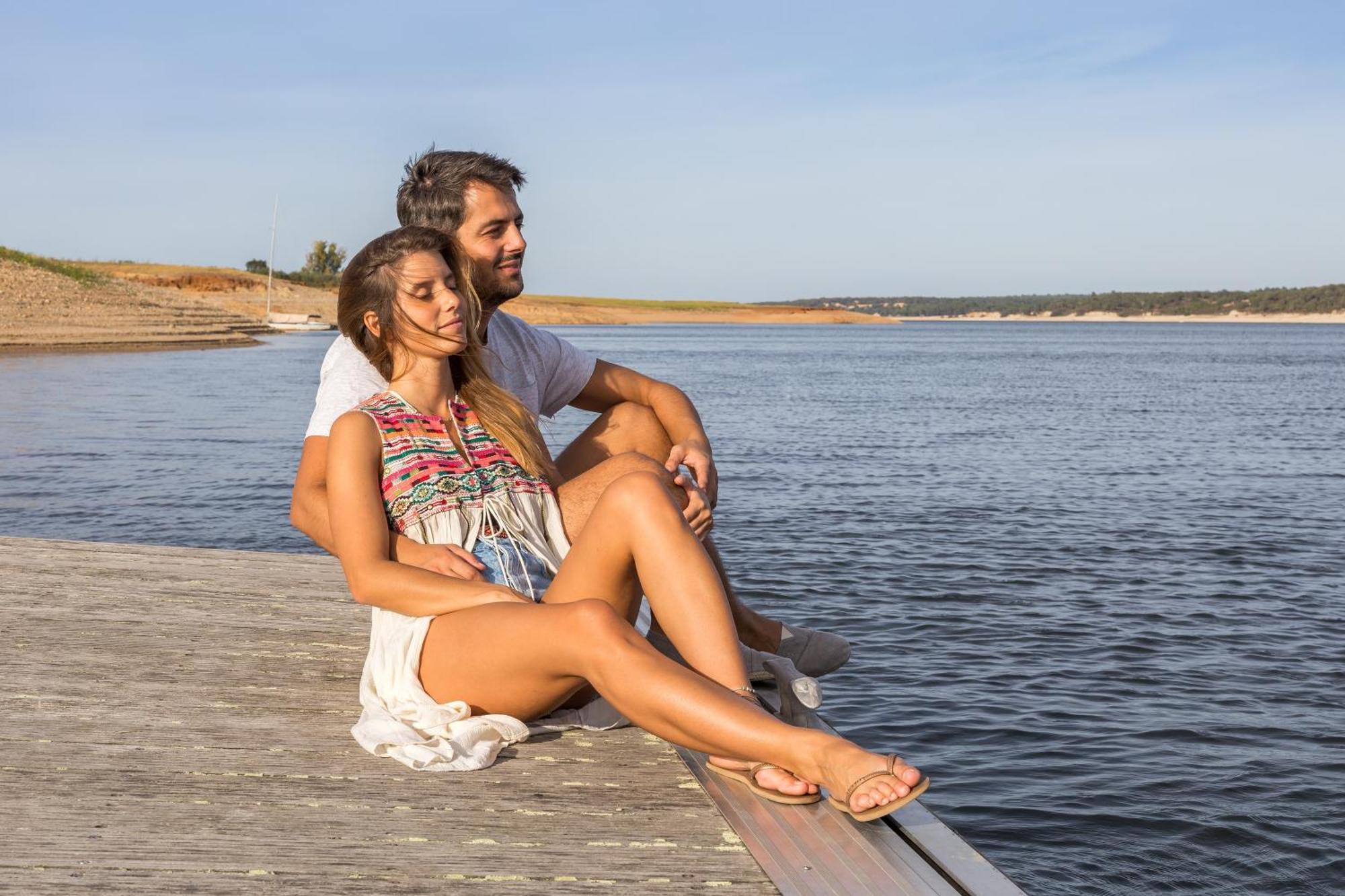 Ap Lago Montargil - Conference & Spa Εξωτερικό φωτογραφία A couple at the lake